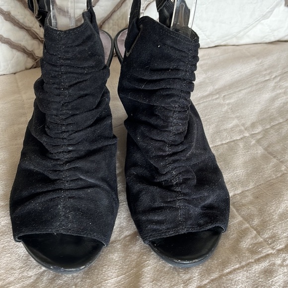 Simply Vera by Vera Wang Ruched Heeled Suede Like Sandal Size 9 - Picture 3 of 10